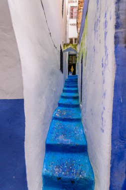 Chefchaouen, Fas - 13 Aralık 2018 Fas turu. Chefchaouen kasabasının güzel mavi Medina 'sı. Geleneksel mavi cadde
