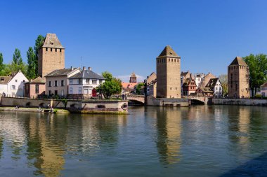 Strasbourg, Alsace, Fransa - 1 Mayıs 2019: Fransa gezisi. Petite France Quarter 'ın güzel manzarası. Strasbourg 'da popüler bir cazibe.
