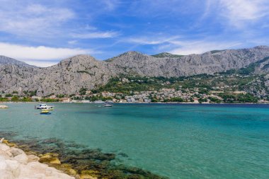Omis kasabasında Adriyatik denizinin pitoresk kıyı şeridi, Makarska Riviera, Dalmaçya bölgesi, Hırvatistan