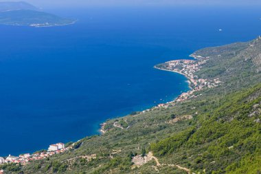 Sahilin havadan görünümü. Gradac kasabasında Adriyatik denizkıyı şeridi, Dalmaçya bölgesi, Hırvatistan