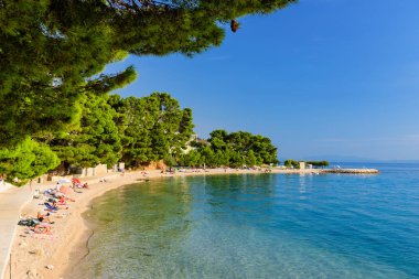Baska Voda, Hırvatistan - 14 Eylül 2018: Dalmaçya bölgesindeki Adriyatik kıyısında popüler bir turizm köyü olan Baska Voda'da pitoresk plaj