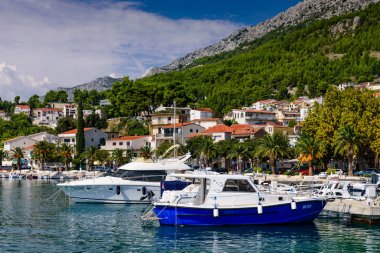 Baska Voda, Hırvatistan - 14 Eylül 2018: Dalmaçya bölgesinde Adriyatik kıyısında popüler bir turizm köyü olan Baska Voda'nın şehir manzarası