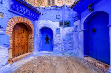 Chefchaouen, Fas - 13 Aralık 2018 Fas turu. Chefchaouen kasabasının güzel mavi Medina 'sı. Geleneksel mavi cadde