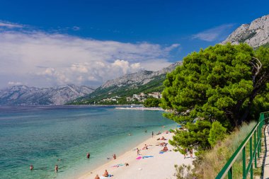 Baska Voda, Dalmaçya region, Hırvatistan - 14 Eylül 2018: pitoresk Adriyatik kıyısı. Baska Voda turizm kasabasında güzel plaj