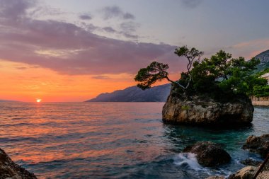 Brela Stone (Kamen Brela) - Hırvatistan 'da popüler bir doğal cazibe olan Brela' nın sembolü. Brela Stone 'un güzel günbatımı manzarası, Punta Rata plajı, Hırvatistan' ın Makarska Rivierası
