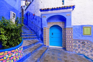 Chefchaouen, Fas - 13 Aralık 2018 Fas turu. Chefchaouen kasabasının güzel mavi Medina 'sı. Geleneksel mavi cadde