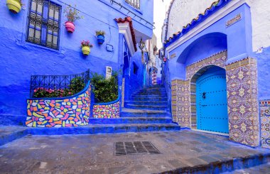 Chefchaouen, Fas - 13 Aralık 2018 Fas turu. Chefchaouen kasabasının güzel mavi Medina 'sı. Geleneksel mavi cadde