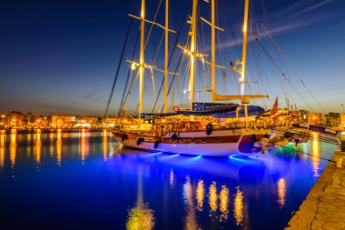 Kos adası, Oniki Adalar, Yunanistan - 13 Mayıs 2016: Kos kasabasında gün batımında yatlarla Akdeniz Gezinti