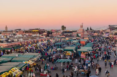 Marakeş, Fas - 8 Aralık 2018 Jamaa el Fna pazar meydanı. Jemaa el-Fnaa, Djema el-Fna veya Djemaa el-Fnaa, Marakeş 'in Medina bölgesinde ünlü bir pazar ve meydan..