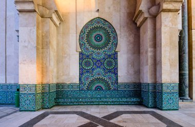 Casablanca, Fas 'ı gezmek. Hassan II Camii Fas 'taki en büyük camidir. Duvardaki süs, ön cephe dekorasyonunun detayları.