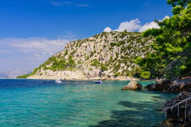 pitoresk Adriyatik kıyıları. Turkuaz su ile Makarska tatil koy, Dalmaçya bölgesi, Hırvatistan
