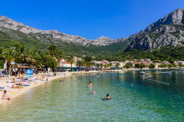 Gradac, Split, Dalmaçya region, Hırvatistan - 16 Eylül 2018: pitoresk Adriyatik kıyısı. Turkuaz su ile Gradac tatil koy
