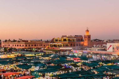 Marakeş, Fas - 8 Aralık 2018 Jamaa el Fna pazar meydanı. Jemaa el-Fnaa, Djema el-Fna veya Djemaa el-Fnaa, Marakeş 'in Medina bölgesinde ünlü bir pazar ve meydan..