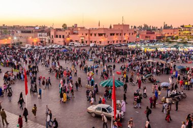 Marakeş, Fas - 8 Aralık 2018 Jamaa el Fna pazar meydanı. Jemaa el-Fnaa, Djema el-Fna veya Djemaa el-Fnaa, Marakeş 'in Medina bölgesinde ünlü bir pazar ve meydan..