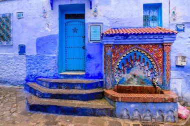 Chefchaouen, Fas - 13 Aralık 2018 Fas turu. Chefchaouen kasabasının güzel mavi Medina 'sı. Geleneksel mavi cadde