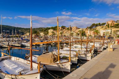 Mallorca Adası, Balearic Adaları, İspanya - 4 Ocak 2019: Soller Limanı 'nda balıkçı tekneleri bulunan pitoresk liman
