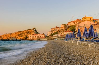 Kokkari plajı Kokkari köyünün pitoresk bir plajı, güzel bir günbatımı manzarası, Samos adası, Yunanistan