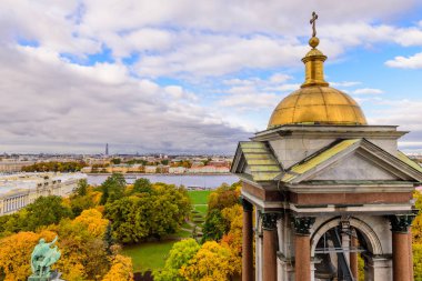 Saint-Petersburg, Rusya - 14 Eylül 2017: Saint-Petersburg'u gezme. St. Petersburg'un sonbahar hava manzarası. St. Isaac Katedrali sütunundan manzara. 