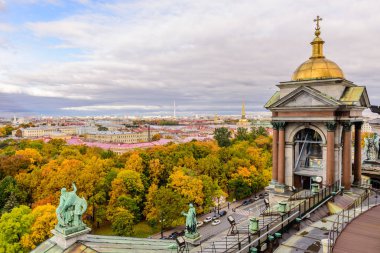 Saint-Petersburg, Rusya - 14 Eylül 2017: Saint-Petersburg'u gezme. St. Petersburg'un sonbahar hava manzarası. St. Isaac Katedrali sütunundan manzara. 