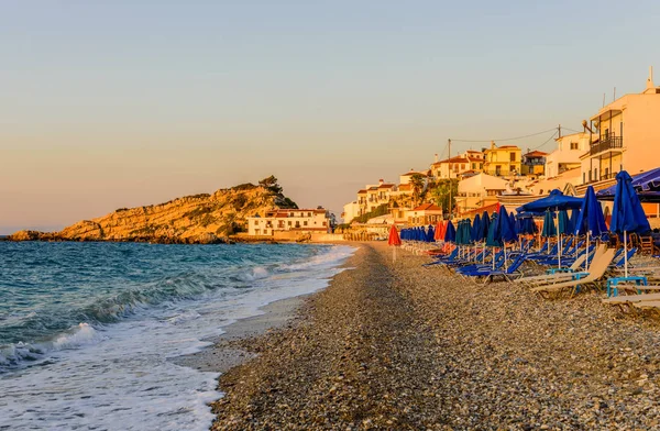Kokkari plajı Kokkari köyünün pitoresk bir plajı, güzel bir günbatımı manzarası, Samos adası, Yunanistan