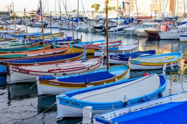 Güzel, Cote d 'azur, Fransa - 8 Mart 2018: Nice şehrinin merkezinde geleneksel balıkçı tekneleri ile liman
