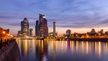 Moskova, Rusya - 29 Nisan 2018: Moskova şehri (Moskova Uluslararası İş Merkezi) ve Moskova nehri, güzel gece manzarası