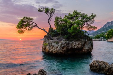 Brela Stone (Kamen Brela) - Hırvatistan 'da popüler bir doğal cazibe olan Brela' nın sembolü. Brela Stone 'un güzel günbatımı manzarası, Punta Rata plajı, Hırvatistan' ın Makarska Rivierası