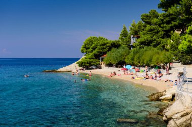 Brela, Dalmaçya region, Hırvatistan - 15 Eylül 2018: pitoresk Adriyatik kıyısı. Turkuaz su ile Brela tatil kamu plaj