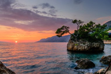 Brela Stone (Kamen Brela) - Hırvatistan 'da popüler bir doğal cazibe olan Brela' nın sembolü. Brela Stone 'un güzel günbatımı manzarası, Punta Rata plajı, Hırvatistan' ın Makarska Rivierası