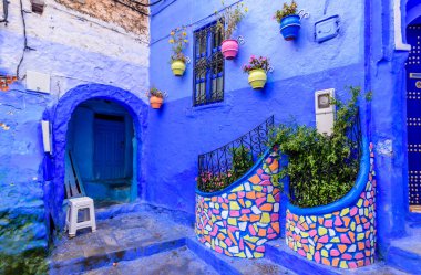 Chefchaouen, Fas - 13 Aralık 2018 Fas turu. Chefchaouen kasabasının güzel mavi Medina 'sı. Geleneksel mavi cadde