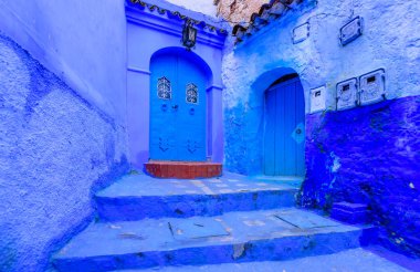 Chefchaouen, Fas - 13 Aralık 2018 Fas turu. Chefchaouen kasabasının güzel mavi Medina 'sı. Geleneksel mavi cadde