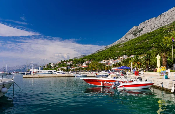Baska Voda, Hırvatistan - 14 Eylül 2018: Dalmaçya bölgesinde Adriyatik kıyısında popüler bir turizm köyü olan Baska Voda'nın şehir manzarası