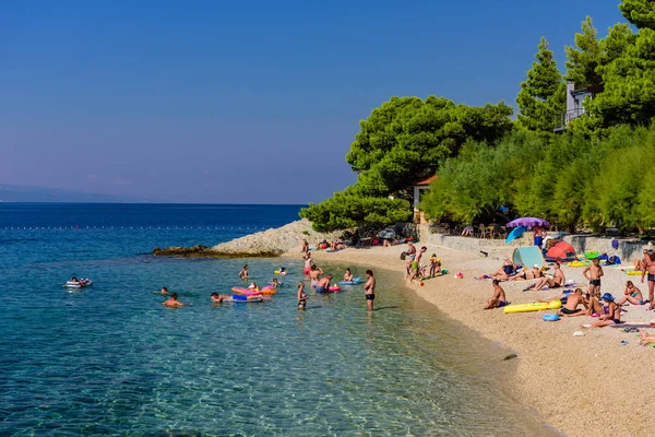 Brela Dalmazia Croazia Settembre 2018 Pittoresca Costa Adriatica Spiaggia Pubblica — Foto Stock