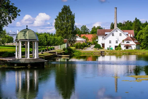 帕尔马斯 爱沙尼亚 2019年7月30日 爱沙尼亚观光 Lahemaa国家公园的Palmse庄园 Palmse Mis 博物馆 美丽的夏季风景 一个有池塘的风景如画的公园 — 图库照片
