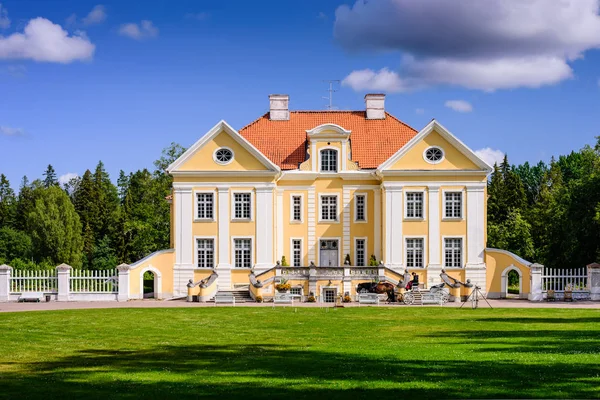 Palmse, Estonya - 30 Temmuz 2019: Estonya gezisi. Lahemaa Ulusal Parkı 'ndaki Palmse Malikanesi (Palmse mis) Müzesi