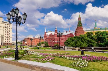 Moskova, Rusya - 10 Haziran 2019: Moskova turu. Manezhnaya Meydanı ve Kremlin, Moskova 'nın tarihi merkezinin güzel yaz manzarası.