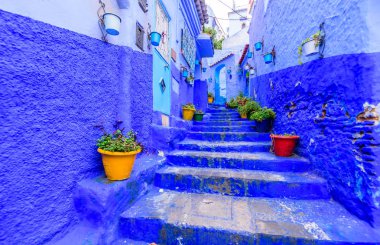 Chefchaouen, Fas - 13 Aralık 2018 Fas turu. Chefchaouen kasabasının güzel mavi Medina 'sı. Geleneksel mavi cadde