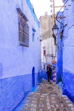 Chefchaouen, Fas - 13 Aralık 2018 Fas turu. Chefchaouen kasabasının güzel mavi Medina 'sı. Geleneksel mavi cadde