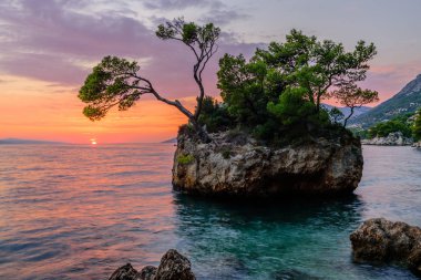 Brela Stone (Kamen Brela) - Hırvatistan 'da popüler bir doğal cazibe olan Brela' nın sembolü. Brela Stone 'un güzel günbatımı manzarası, Punta Rata plajı, Hırvatistan' ın Makarska Rivierası