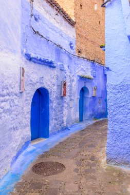 Chefchaouen, Fas - 13 Aralık 2018 Fas turu. Chefchaouen kasabasının güzel mavi Medina 'sı. Geleneksel mavi cadde