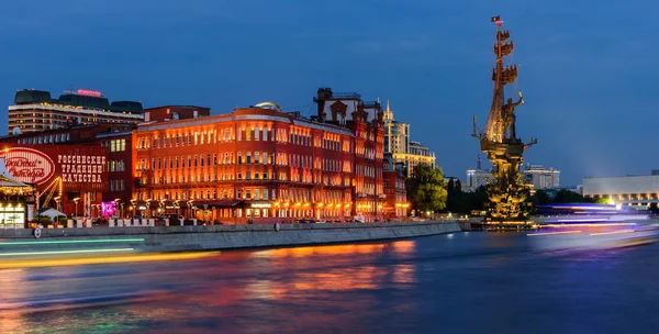 モスクワ ロシア 2019年6月9日 モスクワの観光 モスクワ川の美しい夜景と偉大なピーターへの記念碑 夜のモスクワの都市景観 — ストック写真