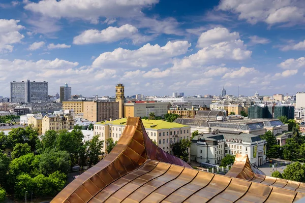 Moskova, Rusya - 10 Haziran 2019: Moskova 'nın havadan görünüşü. Kurtarıcı İsa 'nın Katedrali' nin gözlem güvertesinden Moskova 'nın güzel yaz manzarası