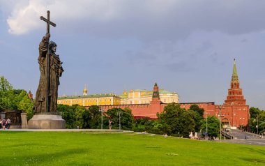 Moskova, Rusya - 9 Haziran 2019: Moskova'yı gezin. Prens Vladimir ve Moskova Kremlin Anıtı