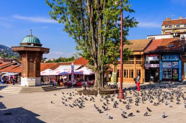 Saraybosna, Bosna-Hersek - 10 Eylül 2018: Saraybosna'yı gezen. Bosna-Hersek'in başkenti Saraybosna'nın Eski Kent'inde Sebilj ahşap çeşmeli Bascarsija meydanı
