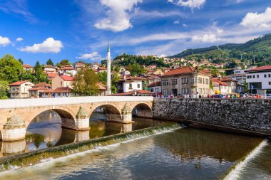 Saraybosna kenti, Bosna-Hersek - 10 Eylül 2018: Bosna-Hersek 'in başkenti Saraybosna' nın tarihi merkezine bakış