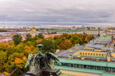 Saint-Petersburg, Rusya - 14 Ekim 2017: St. Petersburg'un sonbahar hava görünümü. St. Isaac Katedrali'nin sütunundan manzara. Kışlık Saray, Peter ve Paul kale ve Amirallik.