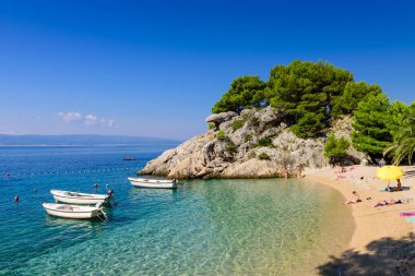 Brela, Makarska Riviera, Hırvatistan - 15 Eylül 2018: mavi su ve teknelerle pitoresk plaj