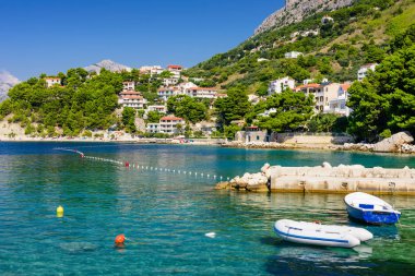 Tekneler ve kıyı şeridi ile pitoresk Bay, Brela kasaba, Makarska Riviera, Hırvatistan