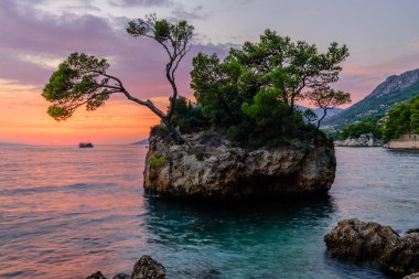 Brela Stone (Kamen Brela) - Hırvatistan 'da popüler bir doğal cazibe olan Brela' nın sembolü. Brela Stone 'un güzel günbatımı manzarası, Punta Rata plajı, Hırvatistan' ın Makarska Rivierası