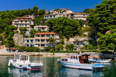 Town Brela, Hırvatistan - 15 Eylül 2018: Brela kasabasında bir tekne ile Adriyatik denizin güzel sahil. Brela Dalmaçya bölgesinde popüler bir turizm merkezidir